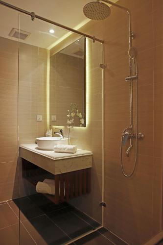 Superior Double Room with Window image 4