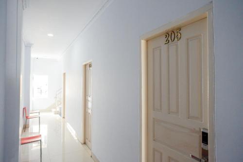 RedDoorz @ Hotel Bravo Pantai Kamali Bau Bau in Baubau