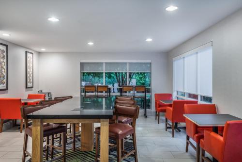 Food and beverages, Holiday Inn Express Chapel Hill By IHG in Falconbridge