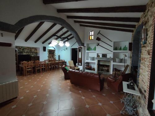 gedeelde lounge/tv-ruimte, CASA RURAL LA CARRIONA in Segura De Leon