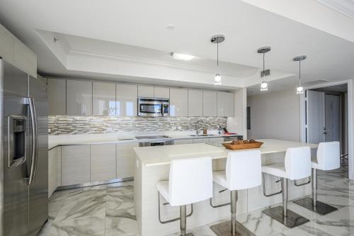 New Listing! Luxe Beach Dream with Infinity Pool condo - image 7