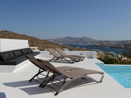  Ornos Villa Sleeps 6 Pool Air Con WiFi in Ornos