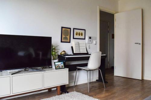 Lovely 1 Bedroom Flat With Balcony In Surrey Quays, , London