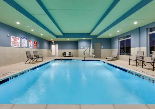 Swimming pool, Holiday Inn Express And Suites Plano - The Colony in The Colony