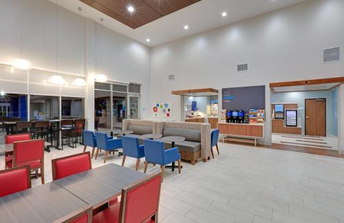 Food and beverages, Holiday Inn Express & Suites Dallas NW HWY - Love Field By IHG in Northwest Dallas