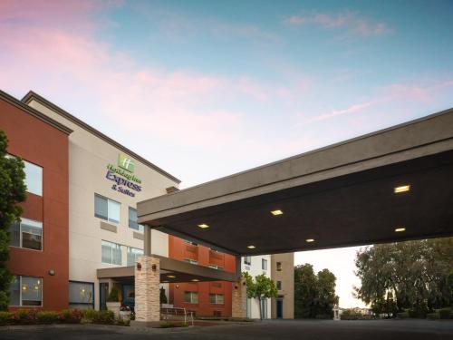 Holiday Inn Express Hotel & Suites Belmont, an IHG Hotel