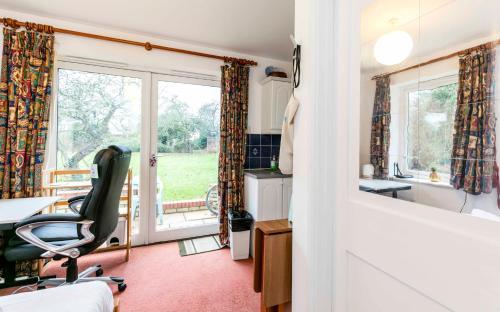 Pass the Keys Cosy & Bright Studio with Garden View Free Parking