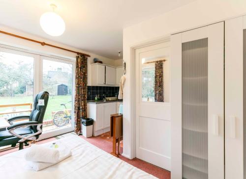 Pass the Keys Cosy & Bright Studio with Garden View Free Parking