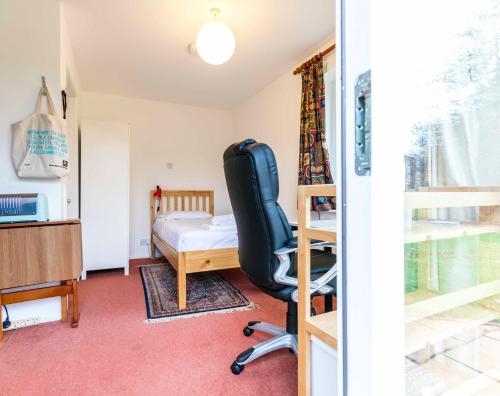 Pass the Keys Cosy & Bright Studio with Garden View Free Parking