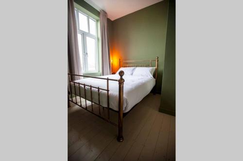 Tasteful 5 Bedroom House Close To City Centre, Fallowfield, Greater Manchester