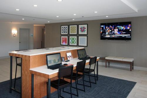 Holiday Inn Express Branford-New Haven an IHG Hotel - main image