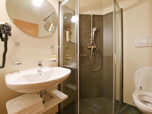 2 bedrooms, 6 beds
