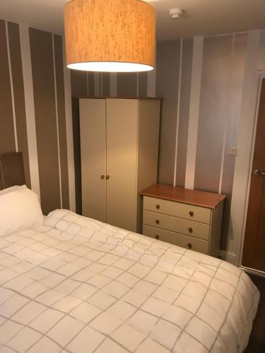 Ground Floor Contemporary 1 Bed Apartment - Tap to explore photos