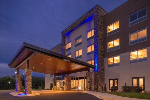 Holiday Inn Express & Suites Farmville an IHG Hotel - image 5