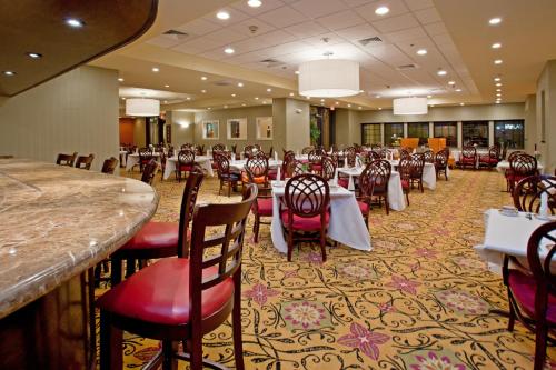 ห้องอาหาร, Wyndham Houston near NRG Park/Medical Center near โรดิโอฮูสตัน หรือ ฮูสตันไลฟ์สต็อกโชว์แอนด์โรดิโอ