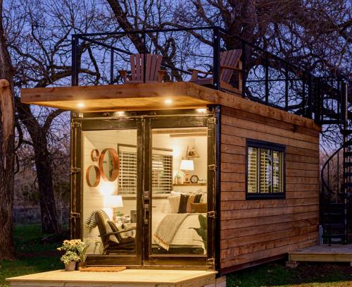 . The Strazza House Cute Tiny Container House 12 min to Magnolia Silos