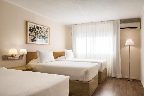 3 twin beds