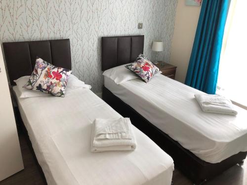 Exquisite Station Penthouse with Balcony & Parking & Sleeps 6 - image 9