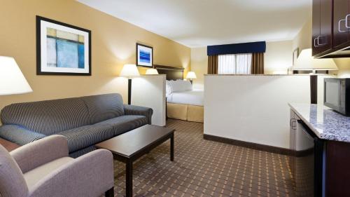 Holiday Inn Express and Suites Allentown West