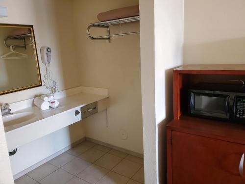 Eunice Plaza Motel – El Monte, CA