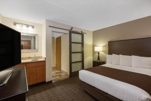 1 King and 1 Queen Bed, Two-Bedroom, Suite, Non-Smoking