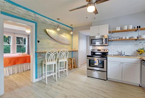 New Listing! Boogie Down: Chic Beach Getaway Duplex - image 8