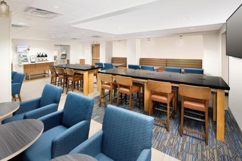 Holiday Inn Express & Suites College Park - University Area, an IHG Hotel