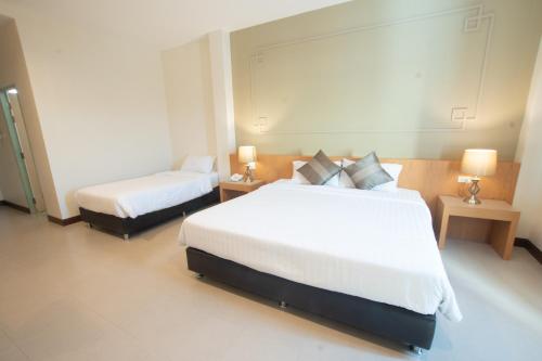 1 king bed, 1 twin bed
