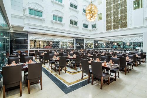 Restaurant, Sunday Hotel Holiday international Dubai in Dubai