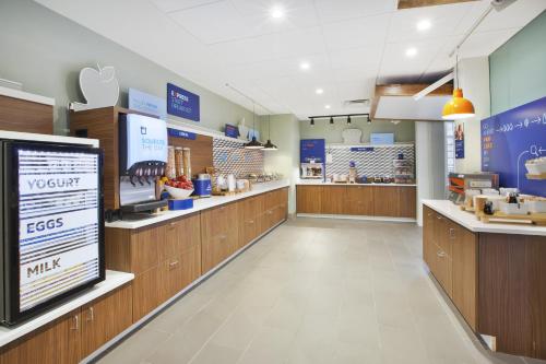 Holiday Inn Express & Suites Grand Rapids Airport North an IHG Hotel - image 3