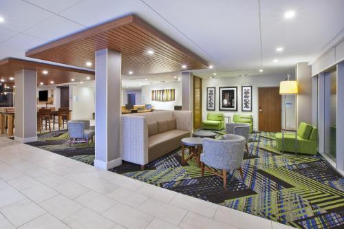 Holiday Inn Express & Suites Grand Rapids Airport North, an IHG Hotel