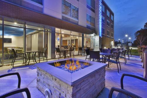 Holiday Inn Express & Suites Grand Rapids Airport North, an IHG Hotel