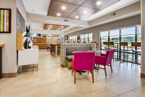 Holiday Inn Express Dublin by IHG in Dublin, USA