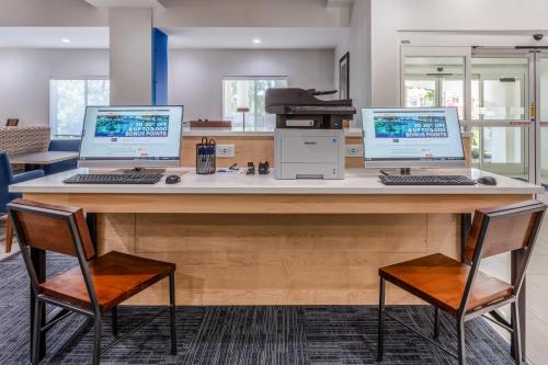 Holiday Inn Express Arrowood by IHG in Charlotte, USA