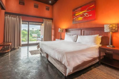 1 queen bed, 2 twin beds, 1 sofa bed
