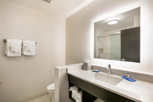 Holiday Inn Express & Suites Jacksonville - Town Center, an IHG Hotel