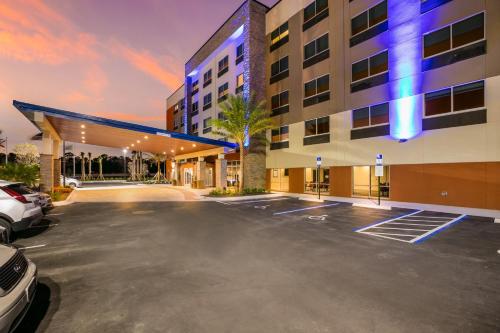 Holiday Inn Express & Suites Jacksonville - Town Center, an IHG Hotel