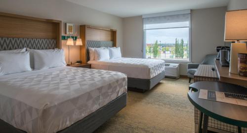 Premium Queen Room with Two Queen Beds image 3