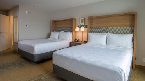 Premium Queen Room with Two Queen Beds image 4