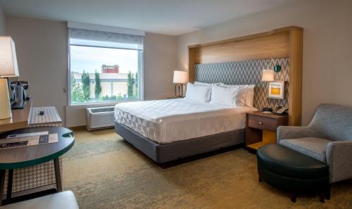 Standard King Room image 9