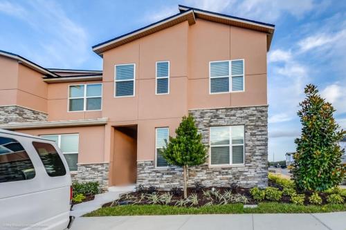 Solara 5 Bdm Townhome with Private Pool townhouse - image 2