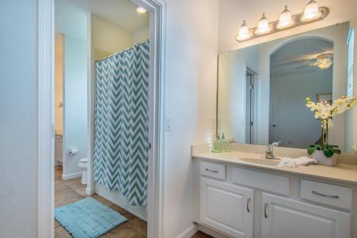 Desirable Solterra - 6 Bdm with Pool Spa villa - image 4
