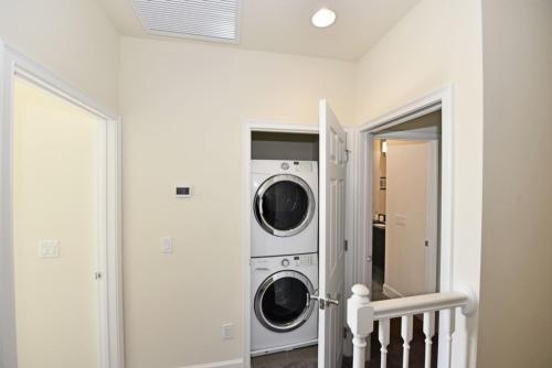 Indulge in this 3 Bedroom cozy Villa home - image 8