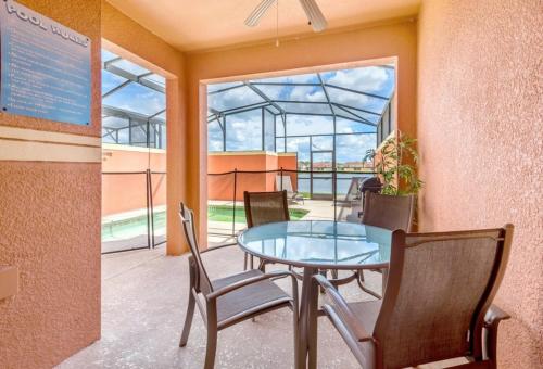 Sun Kissed 4 Bdm Townhome with pool townhouse - image 4