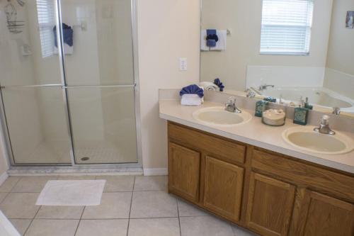 Shannon's Glenbrook Villa home - image 2