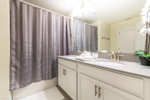 Chic & Sassy 4 Bedroom Town Home townhouse - image 7
