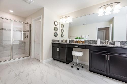 Tantalizing 5 bedroom 5 bathroom in Storey Lake villa - image 2