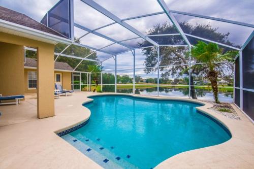 Picturesque Pool Villa overlooking a lake villa - image 5
