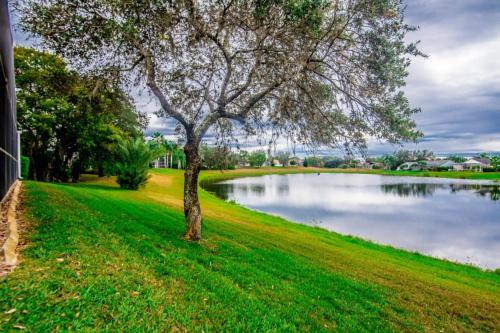 Picturesque Pool Villa overlooking a lake villa - image 7