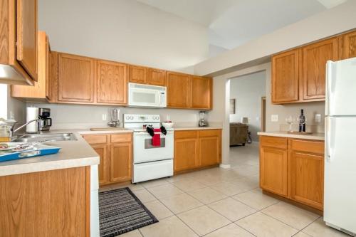 Amanda's Cozy Clear Creek Pool Home home - image 7